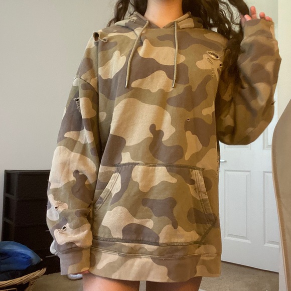 Oversized Camo Sweater - Picture 2 of 3